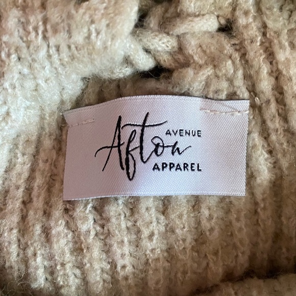 V-Neck sweater - Picture 2 of 3